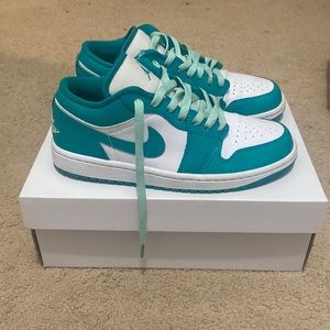 Jordan 1 low new emerald used women’s 7.5